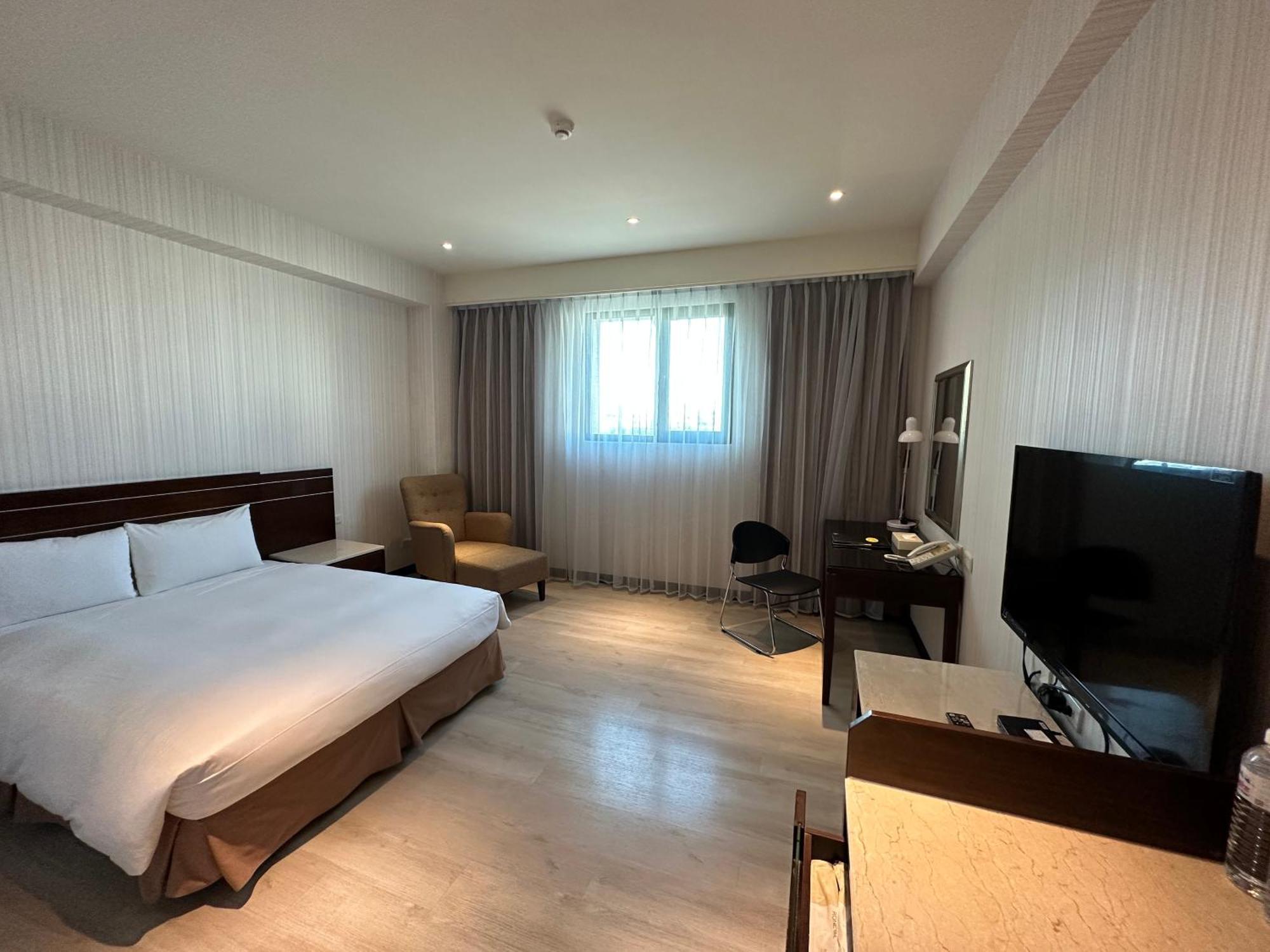 Young Soarlan Hotel - Tainan Exterior photo